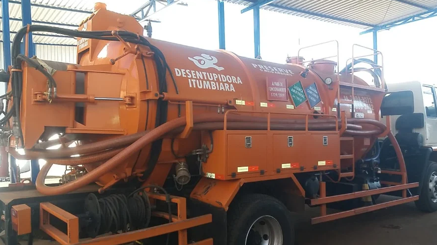 Profissional realizando serviço de manutenção hidráulica